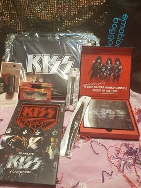 Kiss Makeup Gift Set - Black and Red